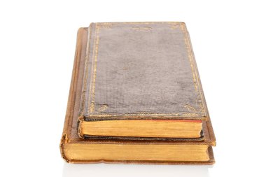 Beyaz arka planda izole edilmiş iki eski nadir kitap, yakın plan..