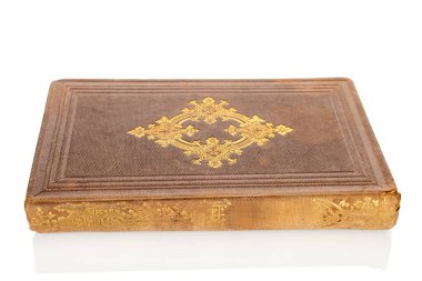 Beyaz arka planda izole edilmiş eski bir nadir kitap, yakın plan..