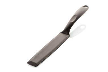 Beyaz arka planda izole edilmiş bir plastik gözleme spatulası, yakın plan..