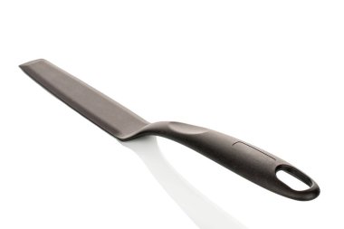 Beyaz arka planda izole edilmiş bir plastik gözleme spatulası, yakın plan..