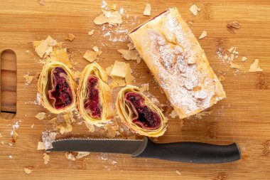 Kirazlı bisküvi, ahşap bir masada, yakın plan, üst manzara..