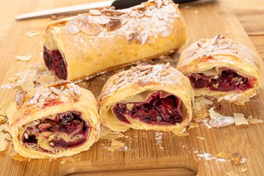 Tahta bir masada vişneli bisküvi, yakın plan..