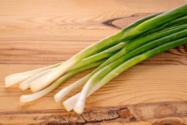 Tahta masada taze soğan, makro..