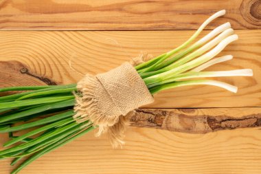 Tahta masadaki taze soğanlar, üst manzara, makro..