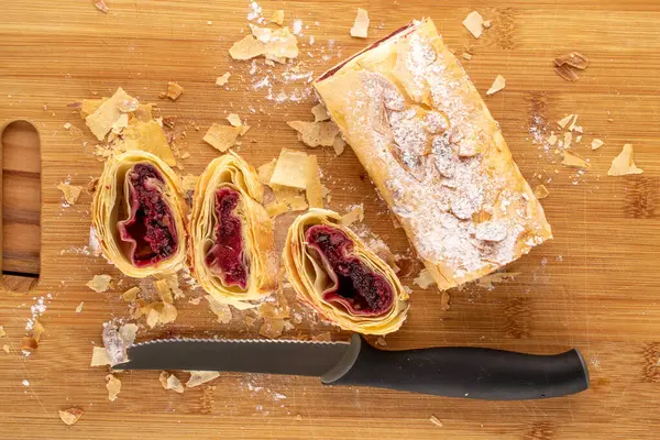 Kirazlı bisküvi, ahşap bir masada, yakın plan, üst manzara..