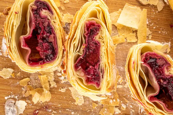 Kirazlı bisküvi, ahşap bir masada, yakın plan, üst manzara..