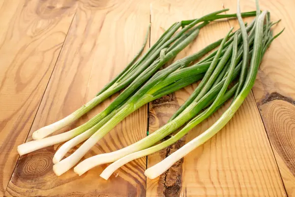 Tahta masada taze soğan, makro..