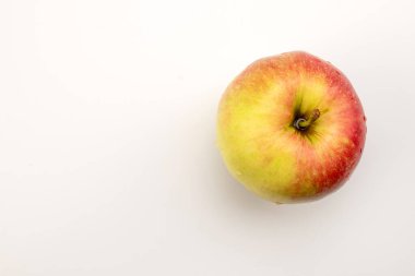 Beyaz arka planda bir kırmızı elma, makro, üst manzara..