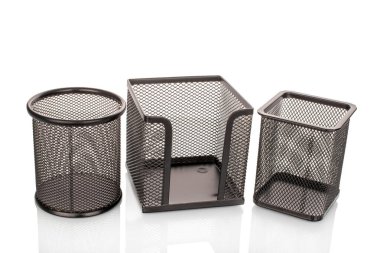 Kırtasiye için ofis metali gözlükleri, makro, beyaz arkaplanda izole.