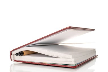 Notlar için bir not defteri, yakın plan, beyaz arkaplanda izole edilmiş..