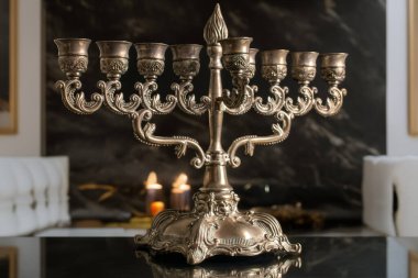 Hanuka lambası (Hanuka menorah), bir evde metalden yapılmış, yakın plan..