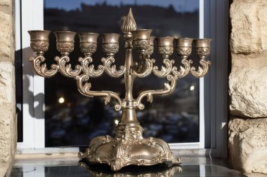 Hanuka lambası (Hanuka menorah), bir evde metalden yapılmış, yakın plan..