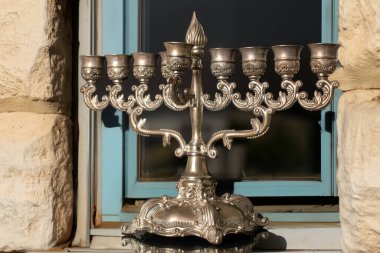 Hanuka lambası (Hanuka menorah), bir evde metalden yapılmış, yakın plan..