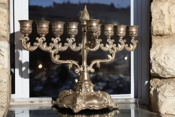 Hanuka lambası (Hanuka menorah), bir evde metalden yapılmış, yakın plan..
