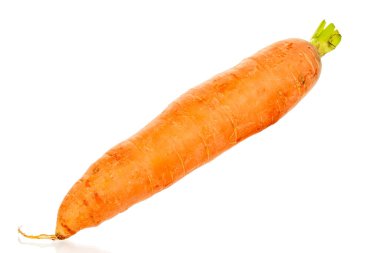 Beyaz zemin üzerinde izole edilmiş organik havuçlar, makro.