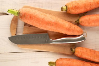 Tahta bir masada organik havuç, makro, üst manzara..