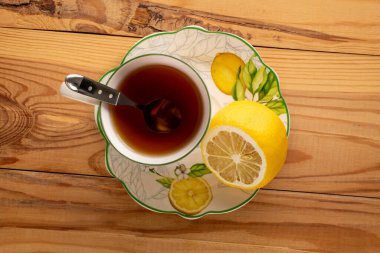 Seramik çay fincanı seramik bir fincan üzerinde, ahşap bir masada limon, üst manzara..