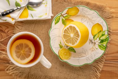 Seramik çay fincanı seramik bir fincan üzerinde, ahşap bir masada limon, üst manzara..