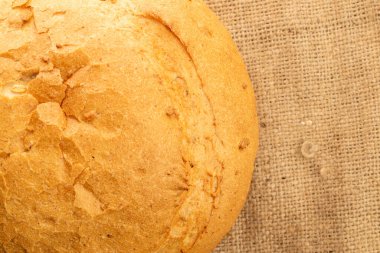 Bir somun beyaz buğday ekmeği, yakın plan, üst manzara..