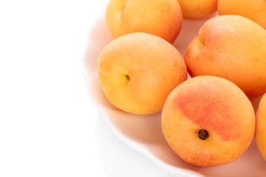 Beyaz arka planda izole edilmiş tatlı organik kayısılar, yakın plan..