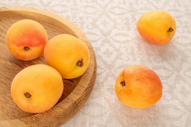 Keten kumaşa izole edilmiş organik kayısılar, makro..