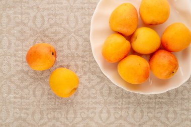 Tatlı organik kayısılar, yakın çekim, üst manzara..