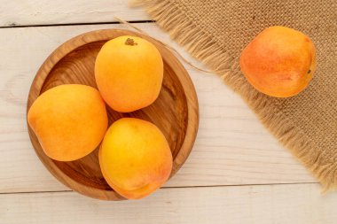 Tatlı organik kayısılar, yakın çekim, üst manzara..