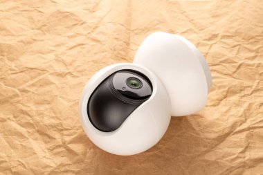 Kraft kağıdına yakın plan bir ev kamerası..