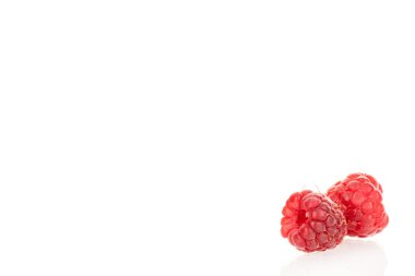 Beyaz arka planda izole edilmiş taze ahududu, makro.