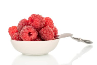 Beyaz arka planda izole edilmiş taze ahududu, makro.