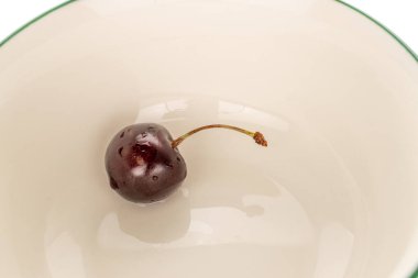 Seramik tabakta tatlı kirazlar, makro.