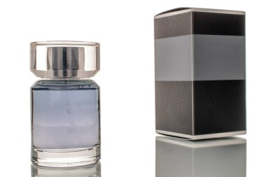 Cam şişede bir parfüm, beyaz arka planda izole edilmiş karton kutu, yakın plan..