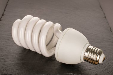 Bir LED lamba tahtada, makro.