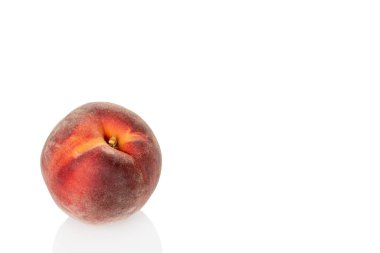 Beyaz arka planda izole edilmiş taze şeftaliler, yakın plan..