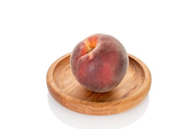 Beyaz arka planda izole edilmiş taze şeftaliler, yakın plan..