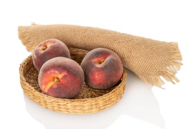 Beyaz arka planda izole edilmiş taze şeftaliler, yakın plan..