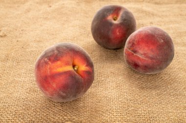 Jüt kumaştan taze şeftali, makro.