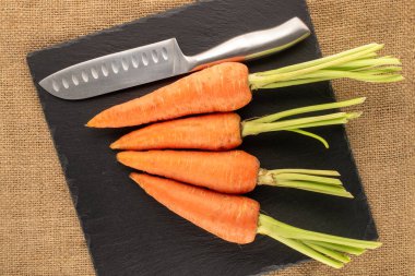 Taze havuç, jüt kumaş, üst manzara, makro.