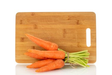 Beyaz arka planda izole edilmiş taze havuçlar, makro..