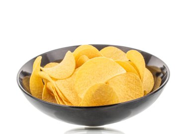 Beyaz arka planda izole edilmiş çıtır patates cipsi, yakın plan..