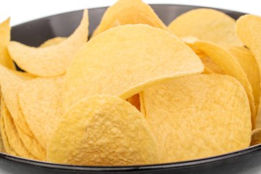 Beyaz arka planda izole edilmiş çıtır patates cipsi, yakın plan..