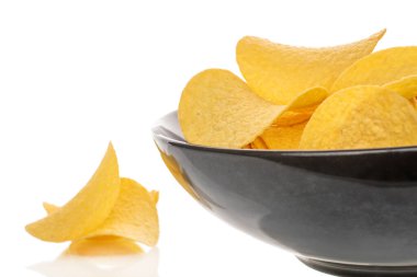 Beyaz arka planda izole edilmiş çıtır patates cipsi, yakın plan..