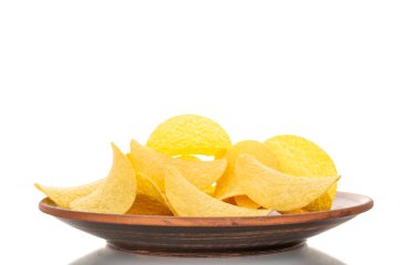 Beyaz arka planda izole edilmiş çıtır patates cipsi, yakın plan..