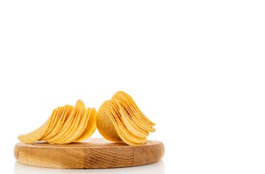 Beyaz arka planda izole edilmiş çıtır patates cipsi, yakın plan..