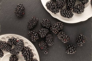 Tahta bir taşın üstünde olgun böğürtlenler, makro, üst manzara.