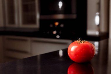 Siyah arkaplanda kırmızı sulu domatesler, yakın plan..