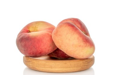 Beyaz arka planda izole edilmiş incirli tatlı şeftaliler, makro.