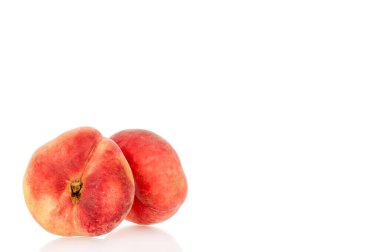 Beyaz arka planda izole edilmiş incirli tatlı şeftaliler, makro.