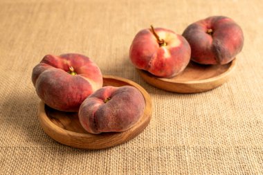 Jüt bez üzerinde tatlı incir şeftalileri, makro.