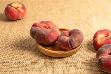 Jüt bez üzerinde tatlı incir şeftalileri, makro.